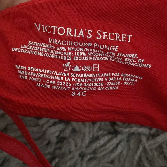 Victoria’s Secret Miraculous plunge holiday RARE bombshell bra 34C SEXY RED LOOK - Picture 3 of 4